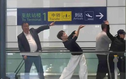 Ông chú ngẫu hứng 'bay' cùng nhóm bạn trẻ gây bão