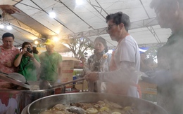 Trường Giang vào bếp cùng 'Phở yêu thương' phục vụ người dân rốn lũ Hòa Thịnh