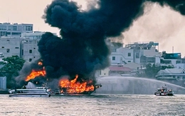 Cháy tàu du lịch trên sông Sài Gòn