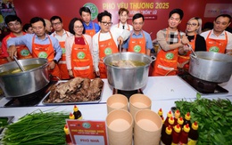 Phở yêu thương nổi lửa giữa vùng rốn lũ Hòa Thịnh