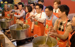 Thổi lửa nấu phở - khoảnh khắc đầy ý nghĩa mang Phở yêu thương đến với bà con vùng lũ Hòa Thịnh