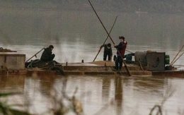 Phạt 114 triệu đồng 3 người hút cát lậu xuyên đêm trên sông Thạch Hãn