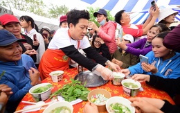 Người dân Hòa Thịnh thích thú khi được nghệ sĩ Trường Giang bưng phở tận bàn