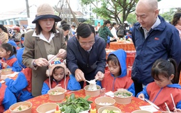 Hàng ngàn trẻ em ở Hòa Thịnh hớn hở ăn phở nóng và nhận quà Phở yêu thương