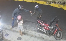 Hai cha con hết xăng dắt bộ, người lạ tấp xe vào lề đường rút xăng ra cho