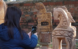 Không bao giờ tìm thấy hai bức tượng dân gian Tây Nguyên giống nhau