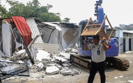 Chính quyền mang máy xúc ủi sạch 10 ‘biệt thự’ xây trái phép trong nhà tù Indonesia
