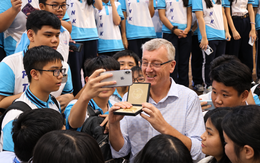 Giáo sư Nobel mang huy chương đến TP.HCM, học sinh, sinh viên vây kín