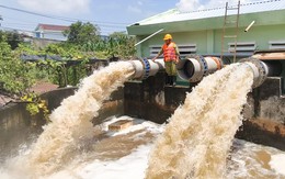 Vận hành máy bơm công suất lớn giải cứu nhiều vườn bưởi bị ngập ở xã Tân Vĩnh Lộc