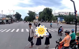 Ấm lòng khoảnh khắc chàng trai giúp hai bé gái khiếm thị