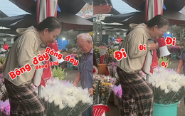 Khi kẻ huỷ diệt các phiên chợ trổ tài rao hàng