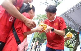 Tuyển cầu mây Việt Nam giao lưu với người hâm mộ sau chiến tích Asiad