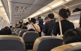 Máy bay vừa hạ cánh, hành khách đứng kín lối đi: Nên theo hay ngồi chờ?
