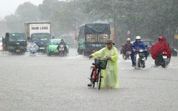 Mưa xuyên đêm, nhiều tuyến phố ở Vinh ngập sâu, phải lắp máy bơm dã chiến