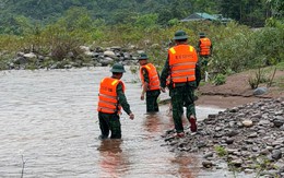 Lội suối về nhà, một phụ nữ bị nước cuốn mất tích