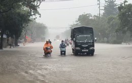 Nhiều tuyến đường ở Vinh ngập nửa mét sau mưa lớn, lắp máy bơm lưu động