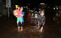 Cần Thơ: Đường ngập trong đêm, nhiều lực lượng giúp dân vượt dòng nước
