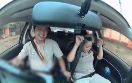 Thầy giáo cạn lời với cách cài dây an toàn của học viên