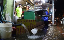 Triều cường đạt đỉnh sáng cuối tuần, người dân thức từ 4h sáng để tát nước