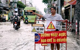 Nhiều tuyến đường ở TP.HCM ngập vì triều cường đạt đỉnh
