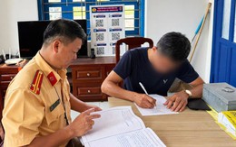 Phạt 900.000 đồng tài xế ô tô kéo lê khung sắt, tấm tôn trên đường Quảng Ninh