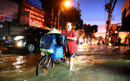 4h30 triều cường đã tràn đường, sáng đầu tuần người dân TP.HCM đi lại chật vật