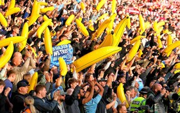 Vì sao CĐV Man City mang chuối bơm hơi đến sân Anfield?