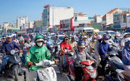 TP.HCM sáng đầu tuần: Đường Trường Chinh ùn ứ, người dân chưa quen phân luồng giao thông mới