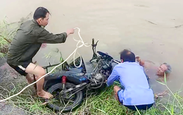Phát hiện nón bảo hiểm, dép gần mương nước ven đường, công an tìm chủ xe máy