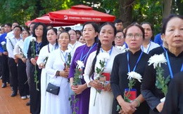 Người dân tiễn đưa 731 liệt sĩ từ công viên Lê Thị Riêng về nơi an nghỉ 