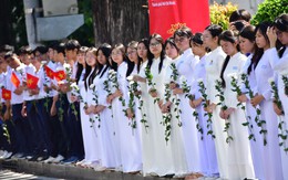 Dòng người cầm hoa trắng tiễn đưa các anh về an nghỉ tại Nghĩa trang liệt sĩ TP.HCM