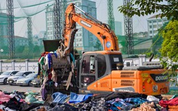 Hàng trăm tấn quần áo cũ chất thành 'núi' ở Hà Nội sẽ đưa đi xử lý tại Nhà máy rác Nam Sơn