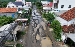 Ổ gà, hố sâu bủa vây đường đến Di tích quốc gia đặc biệt Gành Đá Đĩa