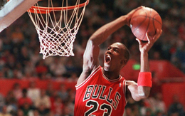 Áo đấu đã dùng của huyền thoại bóng rổ Michael Jordan có giá khó tin