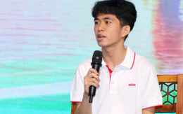Tặng 50 triệu cho nam sinh thiếu tình cha, làm thêm ở quán ăn, đậu thủ khoa ngành Công nghệ thông tin