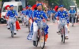 52 cặp cô dâu - chú rể rước dâu bằng xe đạp, đến sảnh tiệc bằng metro