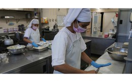 Nhật Bản điều chỉnh hạn ngạch lao động nước ngoài, gỡ khó cho ngành thiết yếu