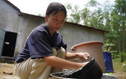 Nữ sinh không cha, chăm mẹ tâm thần nhọc nhằn giữa nỗi lo đi học và đi tìm mẹ