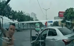 Tạm giữ người đàn ông chặn đầu ô tô rồi dùng thanh sắt đập kính xe