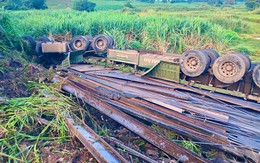 Lật xe đầu kéo vào rạng sáng, 2 người tử vong