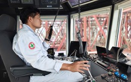 Bên trong buồng lái tàu lai dắt vòm thép cầu đi bộ 3.400 tấn về Bến Bạch Đằng