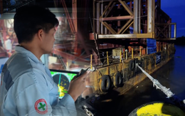 Đoàn lai dắt vòm thép cầu đi bộ sông Sài Gòn dừng nghỉ tại cầu phao ở Cần Giờ 