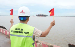 Đoàn lai dắt vòm thép cầu đi bộ qua sông Sài Gòn đi được 65km, đã đến cảng quốc tế Long An