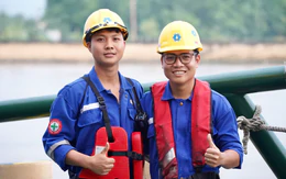 Đoàn lai dắt vòm thép 3.400 tấn dừng nghỉ tại cầu phao ở Cần Giờ an toàn