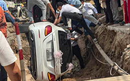 Xe Mercedes đám cưới lật xuống rãnh đào đường, nhiều người 'giải cứu' cô dâu
