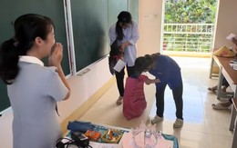 Khi học sinh quyết không để cô giáo bị thiệt thòi