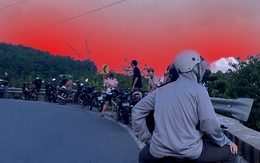 Có gì ở khúc cua đèo Hải Vân, nơi nhóm phụ nữ ngồi giữa đường chụp hình?