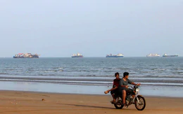 Lại thêm tàu chở dầu phát nổ vì trúng thủy lôi ở eo biển Hormuz