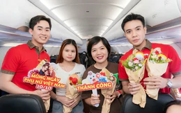 Vietjet tặng hoa và quà cho hành khách nữ trên chuyến bay dịp 20-10