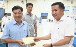 Ông Đinh Văn Nơi trao 100 triệu đồng động viên cán bộ đặc khu Phú Quốc xử lý hồ sơ đất đai